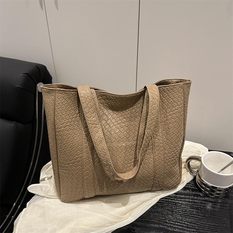 New Simple and Fashionable Solid Color Tote Underarm Shoulder Bag Retro Woven Pattern Large Capacity Casual Bag