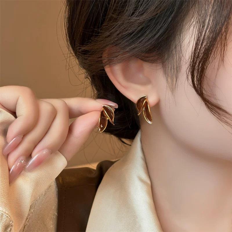 

Leaf stud earrings design advanced simple and versatile temperament earrings ins new niche earrings