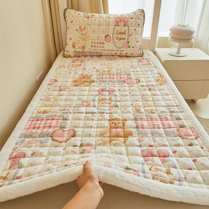 Luxurious Milk Velvet Folding Tatami Mattress Pad for Dorms and Homes