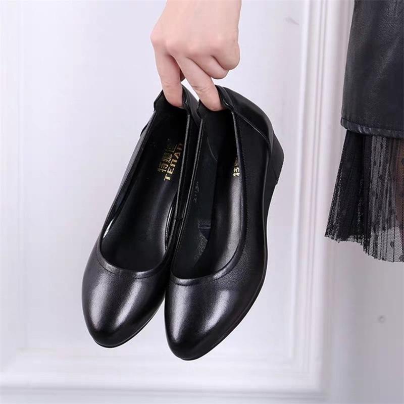 Spring/Summer Low Heel Work Shoes for Middle-Aged & Elderly Women - Soft Sole, Professional Leather Shoes for Hotel & Flight Attendant Use.