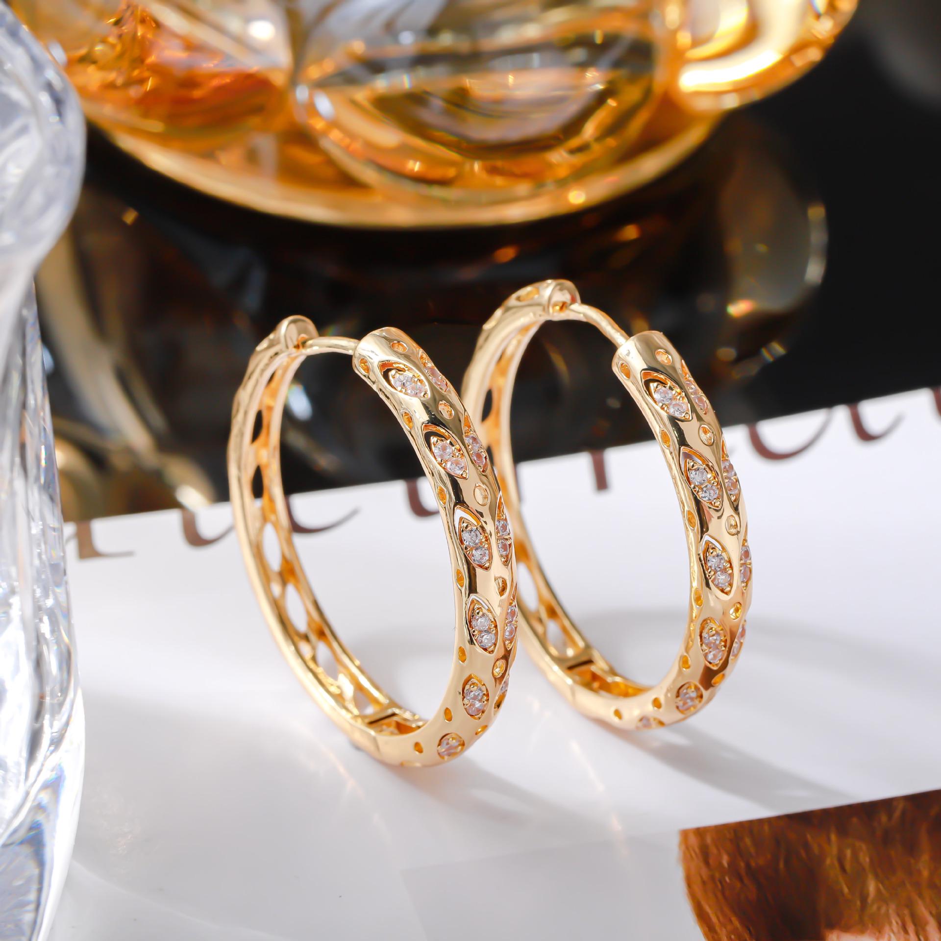 Elegant Retro Leaf Hollow Zirconia Ear Cuffs - Large, Versatile European-American Style