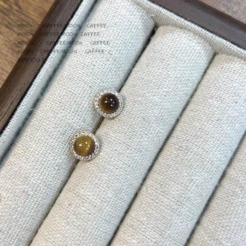 

Элегантные серьги-пусеты с геометрическим цирконом и тигровым глазом с покрытием из 14-каратного золота