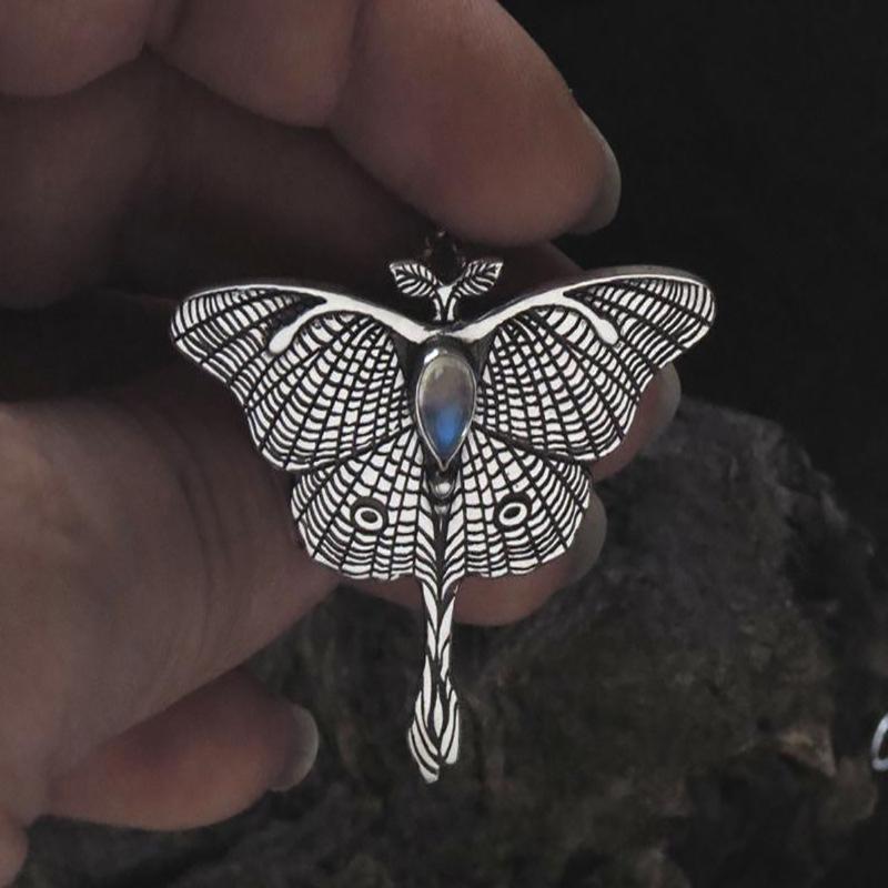 

Necklace Retro Moth Inlaid with Moonstone Fashionable Gothic Style Clavicle Chain Pendant 50CM(Necklace Size)
