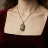 Kleine Tarotkarten-Anhänger-Halskette mit aufwendigem Cutout-Design und detailliertem Symbol-Anhänger an Kette für Damen und Sammler