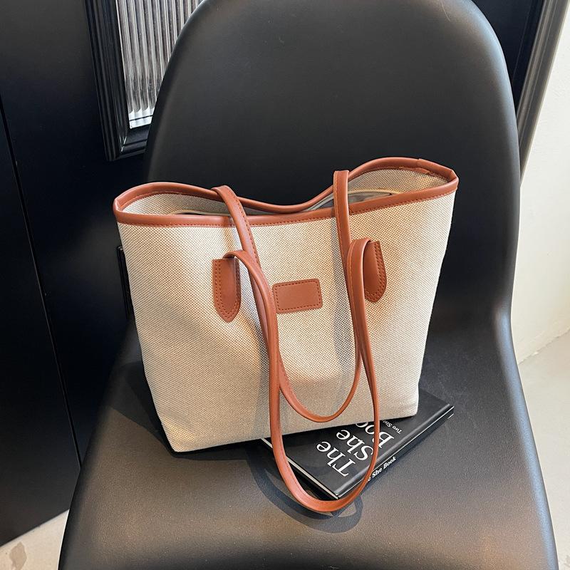 Simple contrasting colors, large-capacity commuter tote bag, trendy premium texture, retro portable shoulder canvas bag. коричневый