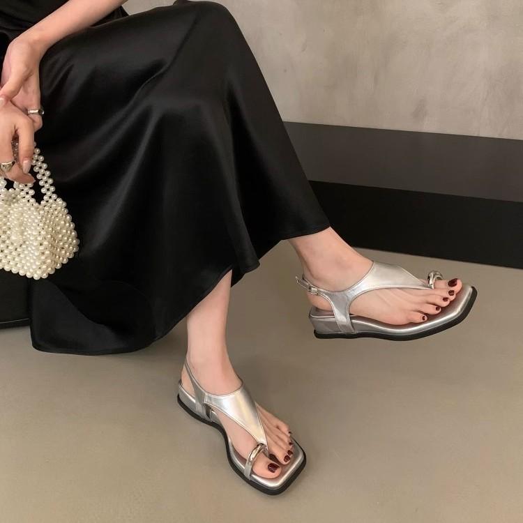 French Retro One-word Buckle with Wedge Heel Cover Toe Sandals Women's 2025 Summer New with Skirt Toe Roman Sandals