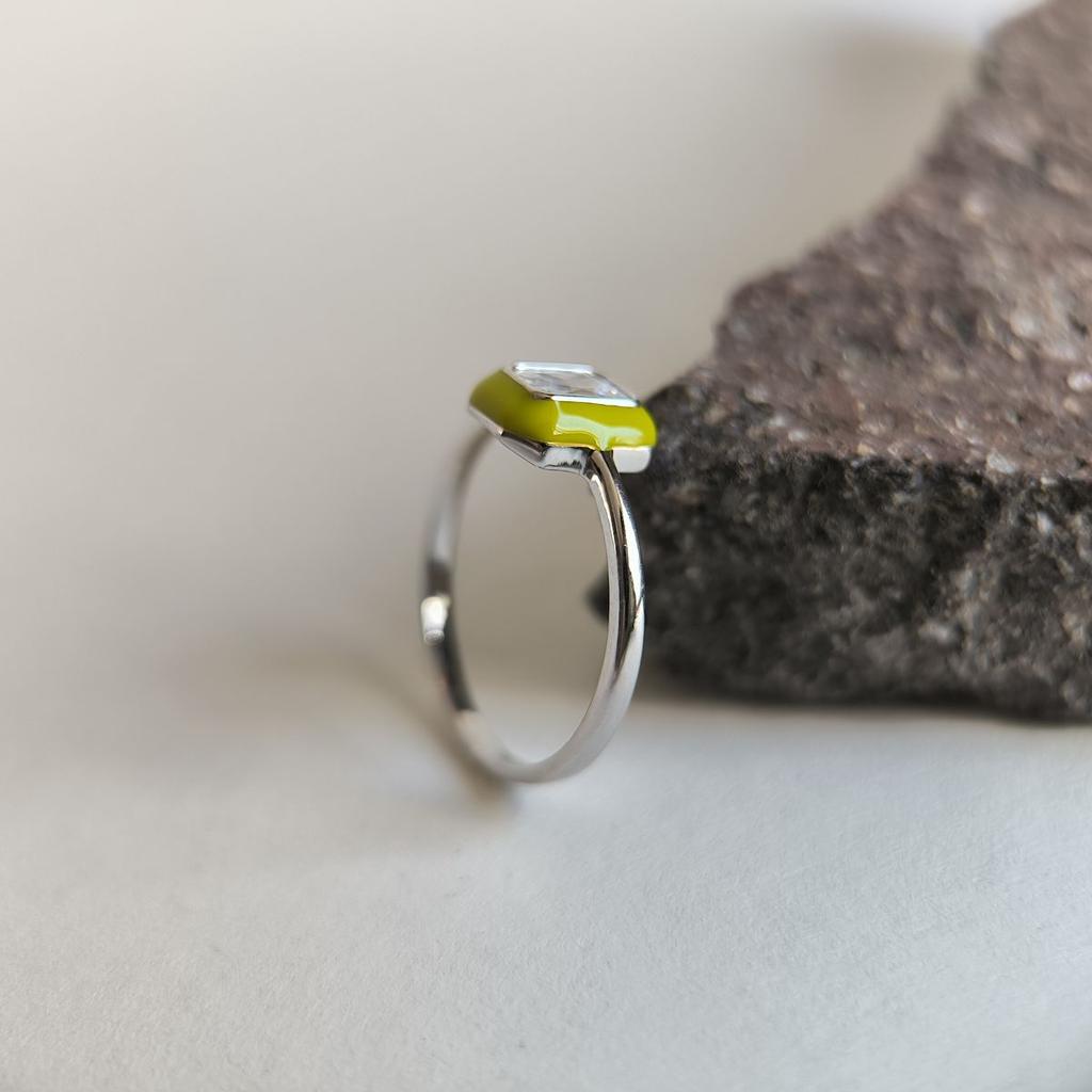 Серебряное кольцо с фианитами, емаллю, вес изделия 1,82 гр (60002239)