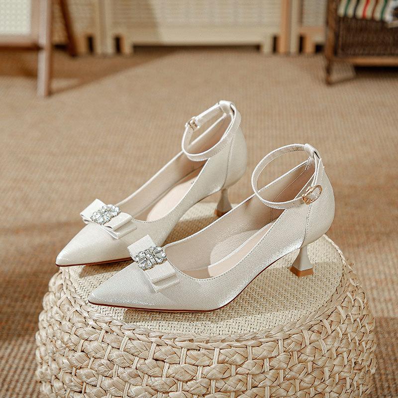Red wedding shoes Xiuhe wedding dress two wear one word with pointed high heels women's stiletto 2025 new medium heel women's shoes