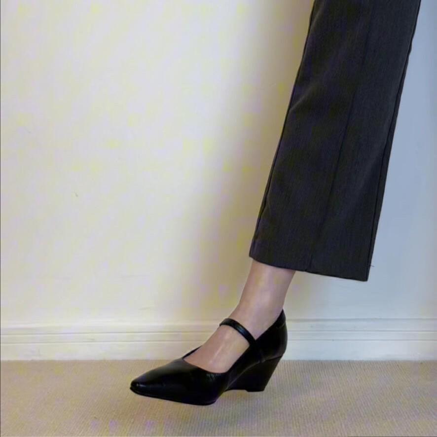 

Elegant pointed head, light mouth, bevel heel, thin buckle belt, four-season single shoes, heightening work shoes new 40 чорний