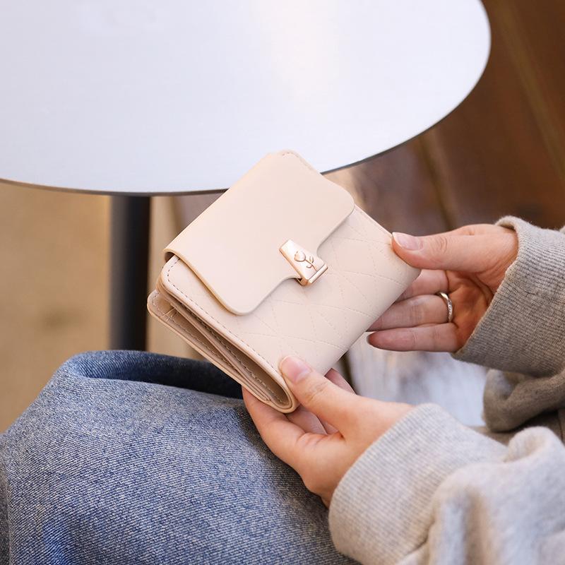 Women's Short Wallet with Simple and Versatile Hardware Buckle Niche Short Wallet