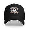 Чорна бейсболка Anaheim Ducks NHL з вишивкою логотипу команди, білим оздобленням та структурованим дизайном для вболівальників