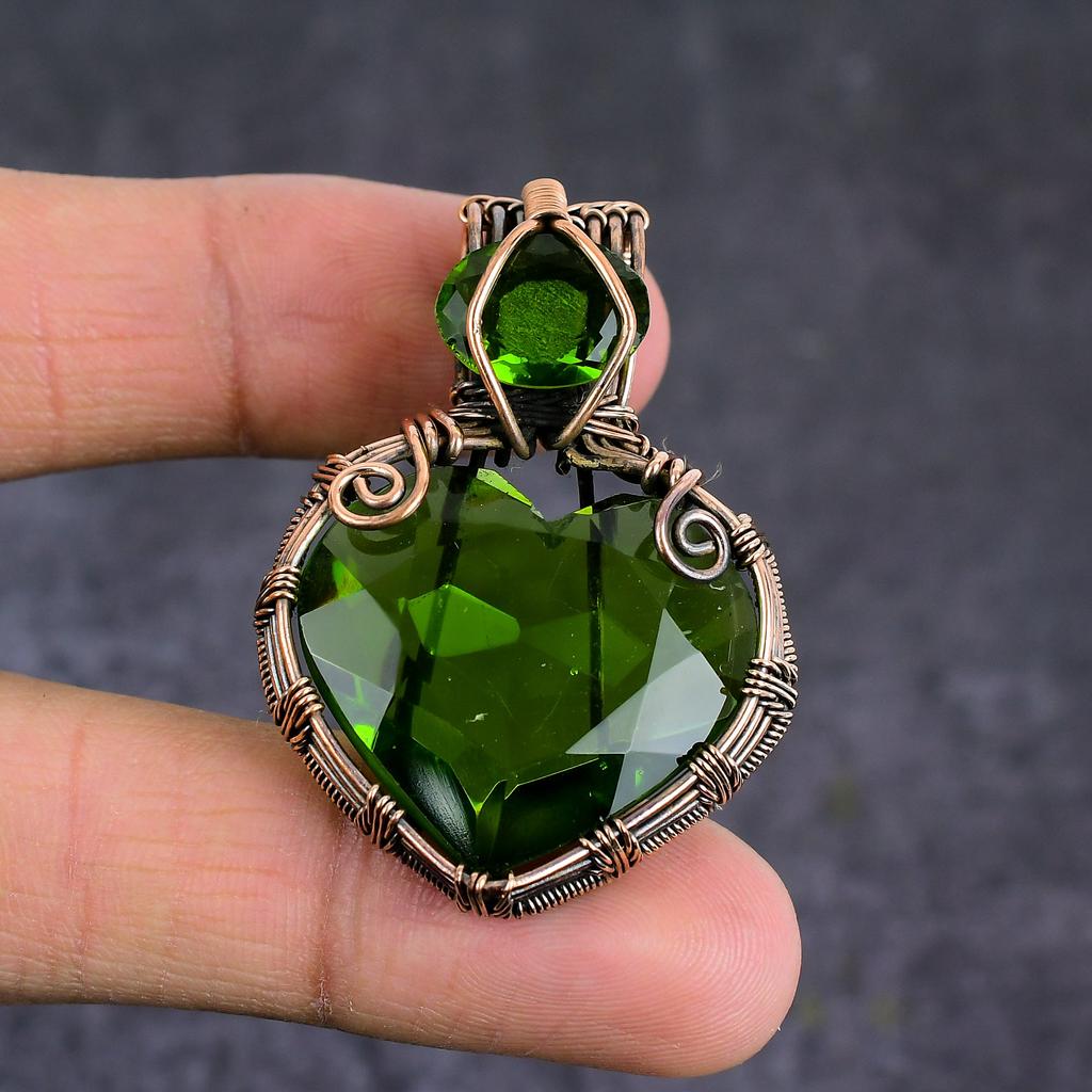 Přírodní peridotový drahokam Ručně vyráběný měděný drátovaný přívěsek šperk 1,97" v0K62