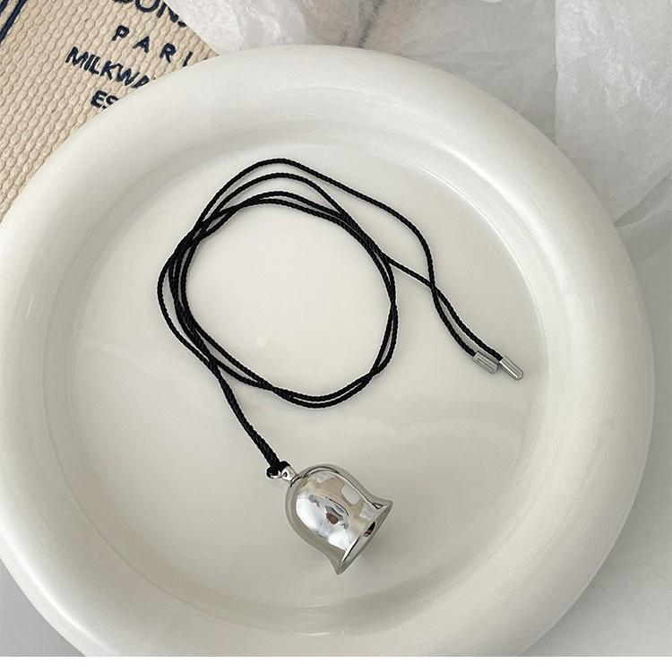 Retro Round Resin Necklace: Versatile, Fashionable High-End Clavicle Chain for Women