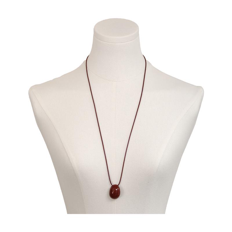 Stylish Women's Long Bean Wax Rope Necklace – Versatile Clavicle Chain Seen on Fashion Bloggers.
