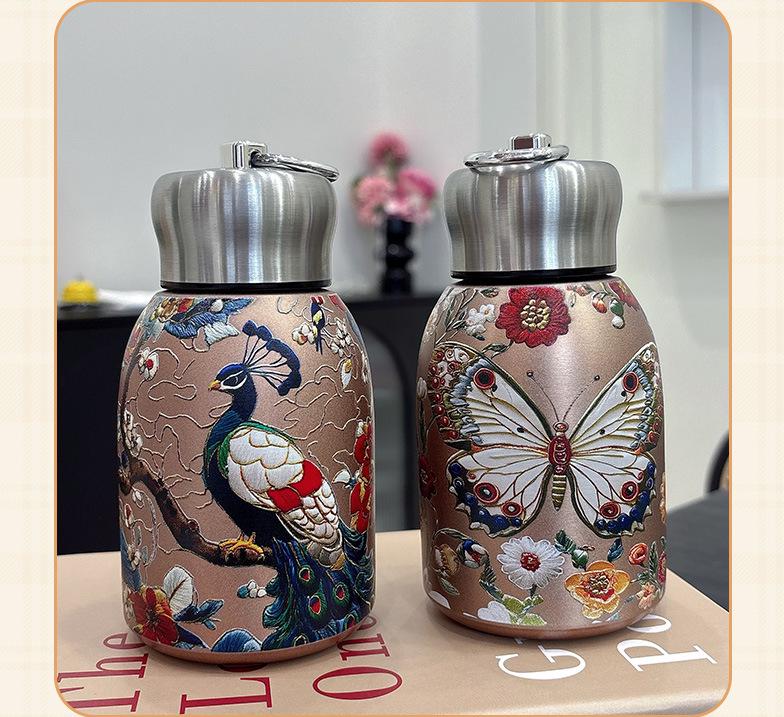 Elegantní retro zlatý motýl páv izolovaný módní hrnek - kreativní dárek pro dámy