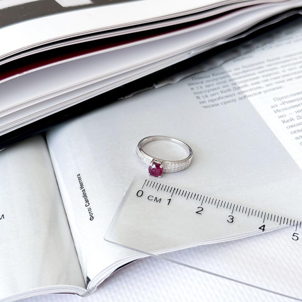 Bague en argent avec rubis naturel 0.932ct, oxydes de zirconium, poids de l'article 2,64 gr (2165101)