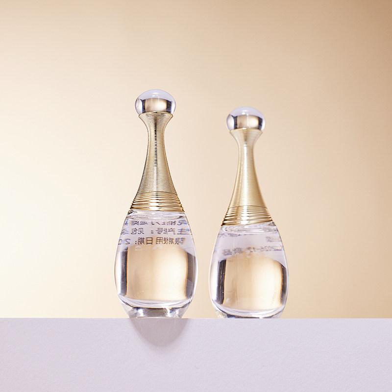 Dior J'adore Eau de Parfum 5ml: Klasická květinová vůně, elegantní, sofistikovaná a dlouhotrvající.