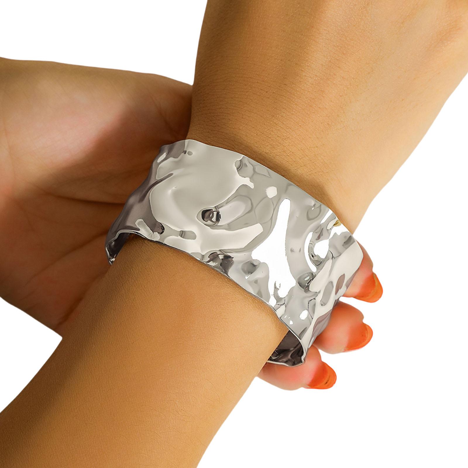 

Панк Металл V-образный текстурированный железный браслет Дерзкий дизайн Заявление Ювелирное изделие V-образный зазор Текстурированный браслет для мужчин и женщин 4