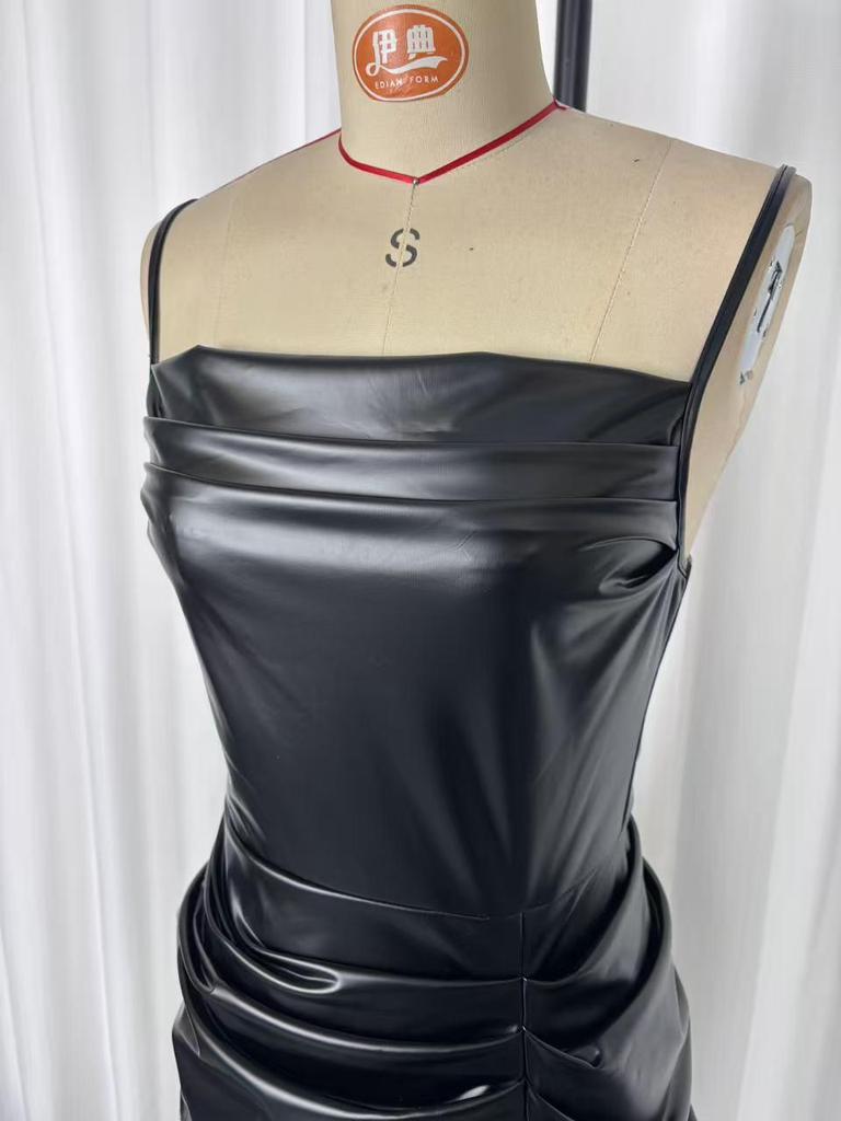 2025 Schickes Europäisches & Amerikanisches PU-Leder Spaghettiträger Raffierte Taille Schlitz Kleid
