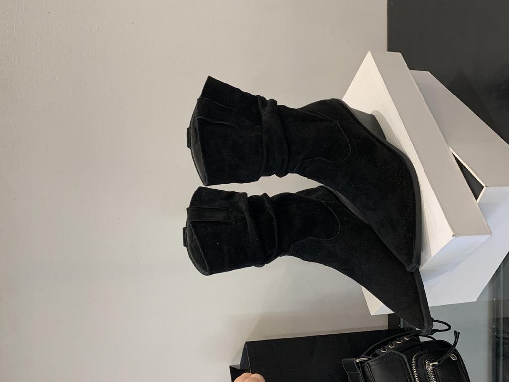 2025 autumn and winter new fashion retro short boots Korean version thick heel sleeve short boots pleated Martin boots