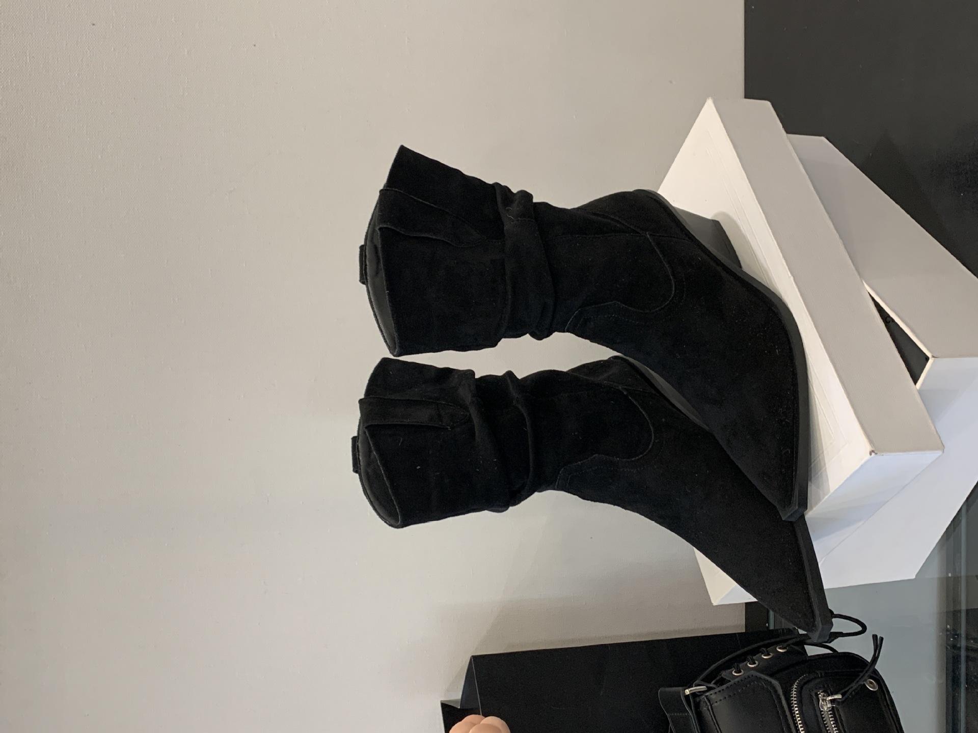 

2025 autumn and winter new fashion retro short boots Korean version thick heel sleeve short boots pleated Martin boots 39