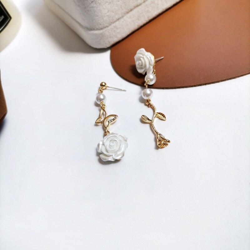 Beyaz Gül Saplama Küpe Asimetrik Kelebek Küpe Yeni Yaratıcı Küpe Kız hediye