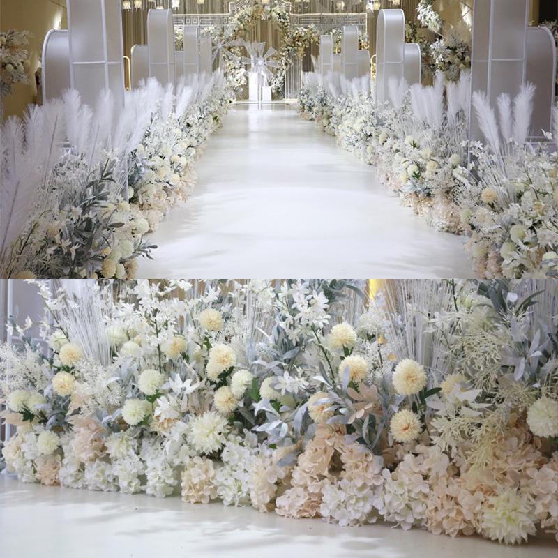 Hochzeitsgangdekoration im New Forest-Stil mit Blumen und Federn