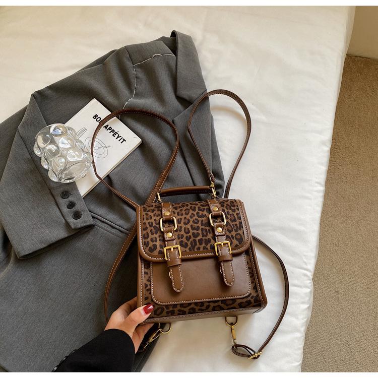 

Популярная в этом году нишевая сумка с леопардовым принтом контрастных цветов, женская новая универсальная женская сумка-мессенджер, рюкзак 2025