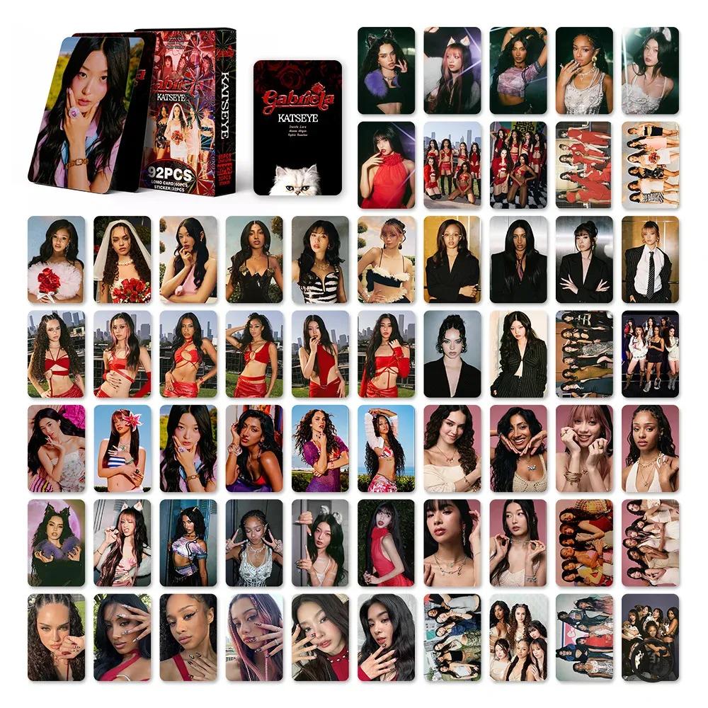Set da 92 Pezzi Kpop Idol KATSEYE Nuovo Album BEAUTIFULCHAOS Carte Lomo LARA DANIELA Fotocard Stampati HD Adesivi MANON MEGAN Regalo per Fan