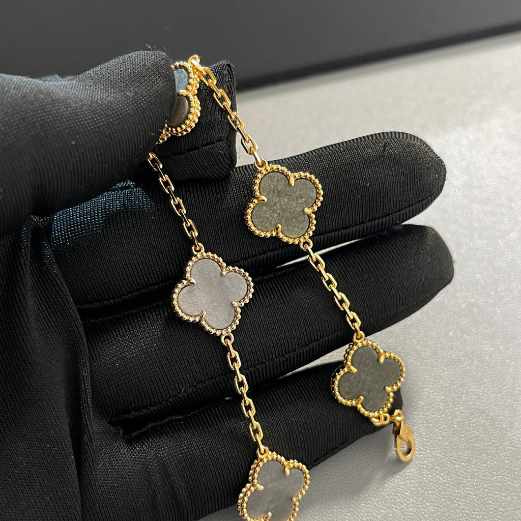 Four-Leaf Clover Jade Bracelet – Natural Elegance, Timeless Luck