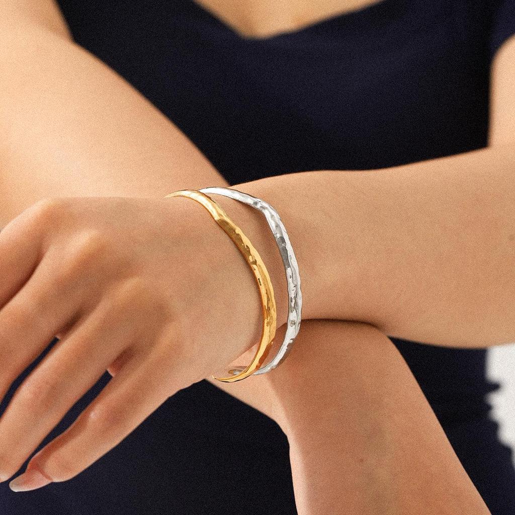 Europäischer und Amerikanischer Stil Gehämmertes Gold/Silber Offener Edelstahl Armreif – Vielseitiges Hohldesign für Damen