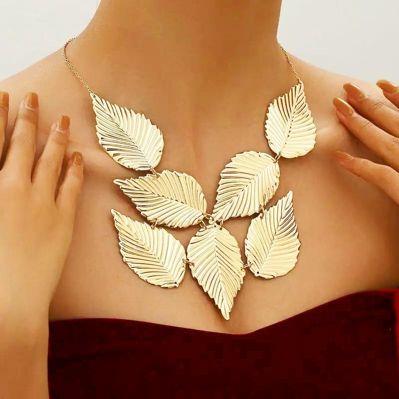 Fashion retro temperament leaf necklace, long pattern pendant, jewelry