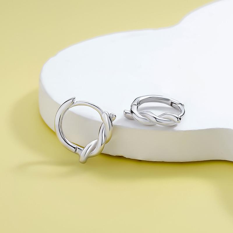 

Нишевый Ear Cuff Обруч с Узлом из Веревки: Женская высококачественная минималистичная серьга для универсального, свежего, офисного стиля.