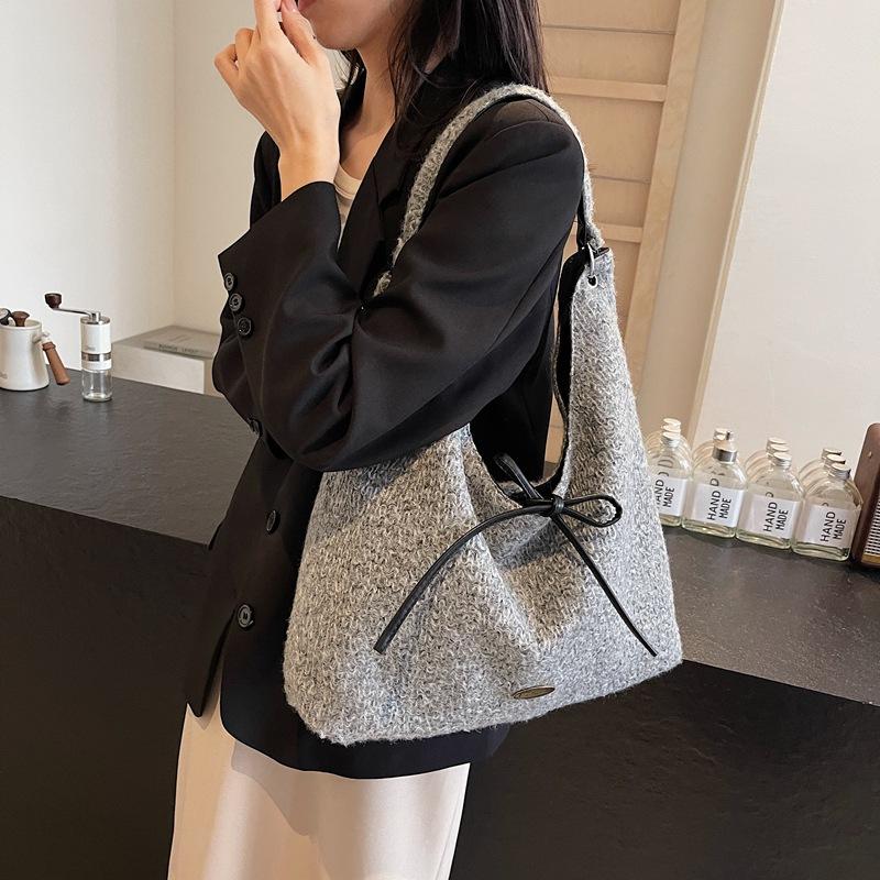 Autumn and winter retro plush plaid bag women s shoulder messenger commuter bag large capacity adjustable student schoolbag 411040 серый 2264₽
