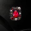 Spilla vintage con strass e perle: Elegante Spilla Accessorio per Tailleur da Donna in Stile Corte.