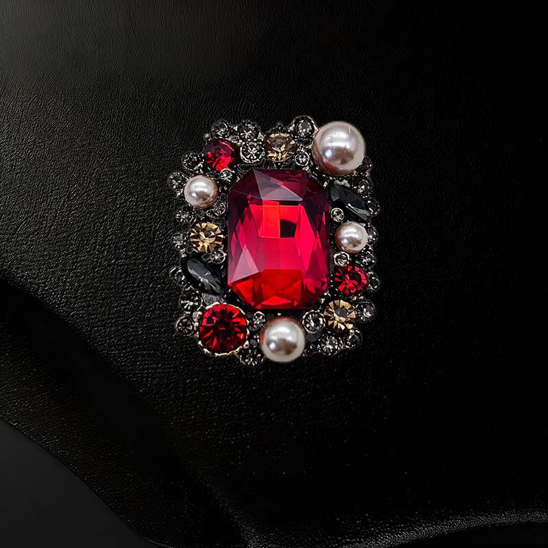Spilla vintage con strass e perle: Elegante Spilla Accessorio per Tailleur da Donna in Stile Corte.