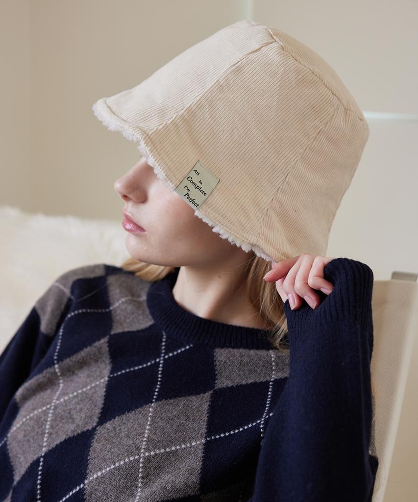 Olinkeompeulliteu Teddy Reversible Bucket Hat (Ivory)