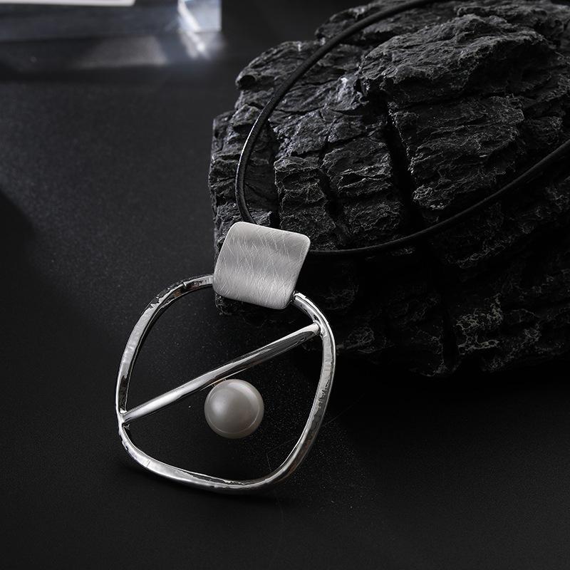 

popular European and American autumn and winter geometric pearls simple fashion metal collarbone necklace