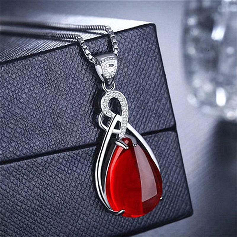 Halskette mit Anhänger in Herzform im koreanischen Stil, platiniert und mit rotem und grünem Achat eingelegt