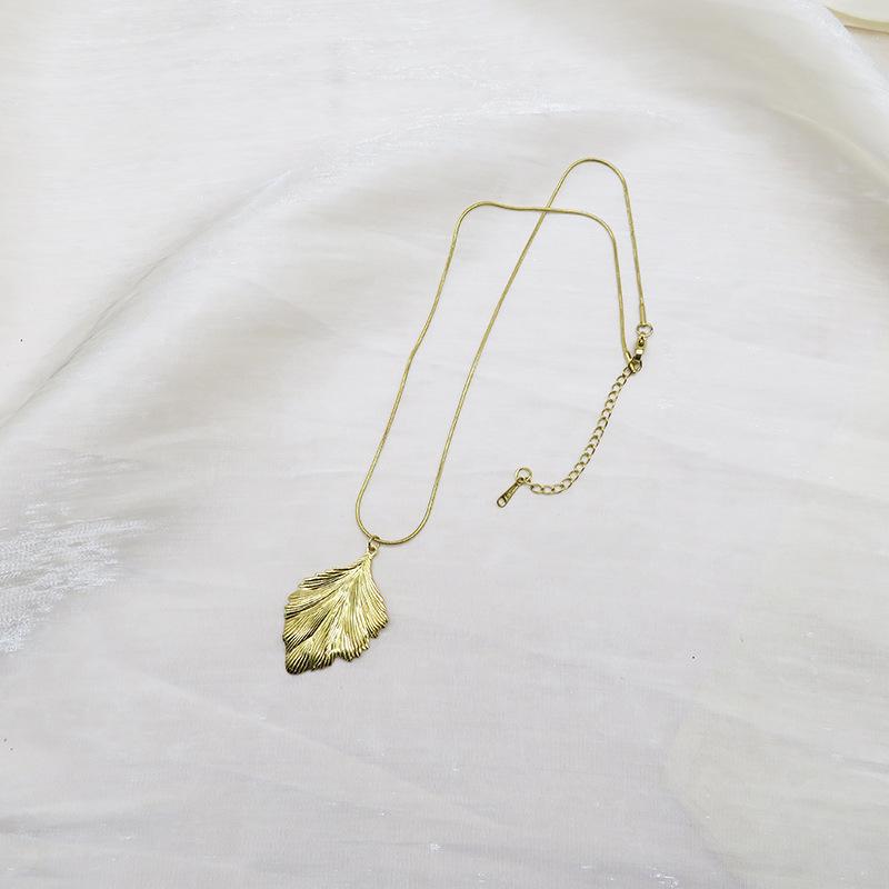 

Комплект женских серег-подвесок в виде листьев из нержавеющей стали с покрытием из 18-каратного золота и ожерелья, нишевый дизайн класса люкс 2024. 18K