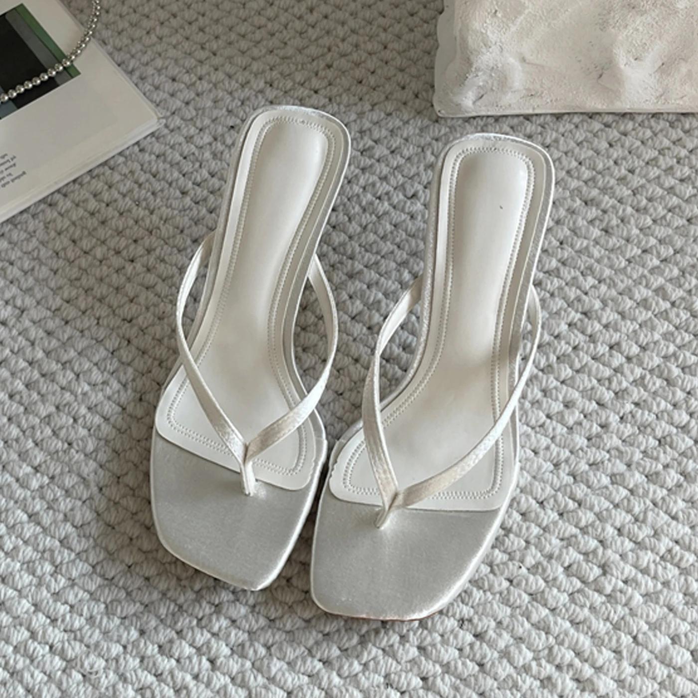 

2025 Новые летние тонкие шлепанцы на низком каблуке Женская мода Квадратный носок с клипсой Сандалии Шлепанцы Женские шлепки 41 белый