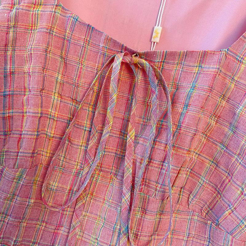 Rochie roz cu carouri și șireturi cu mâneci scurte și guler pătrat pentru femei plinute, pentru un stil de vară care slăbește