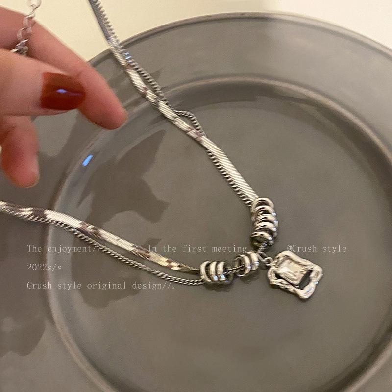 

Double stacked snake bone chain necklace female niche design high sense neck chain ins tide Internet celebrity temperament collarbone chain