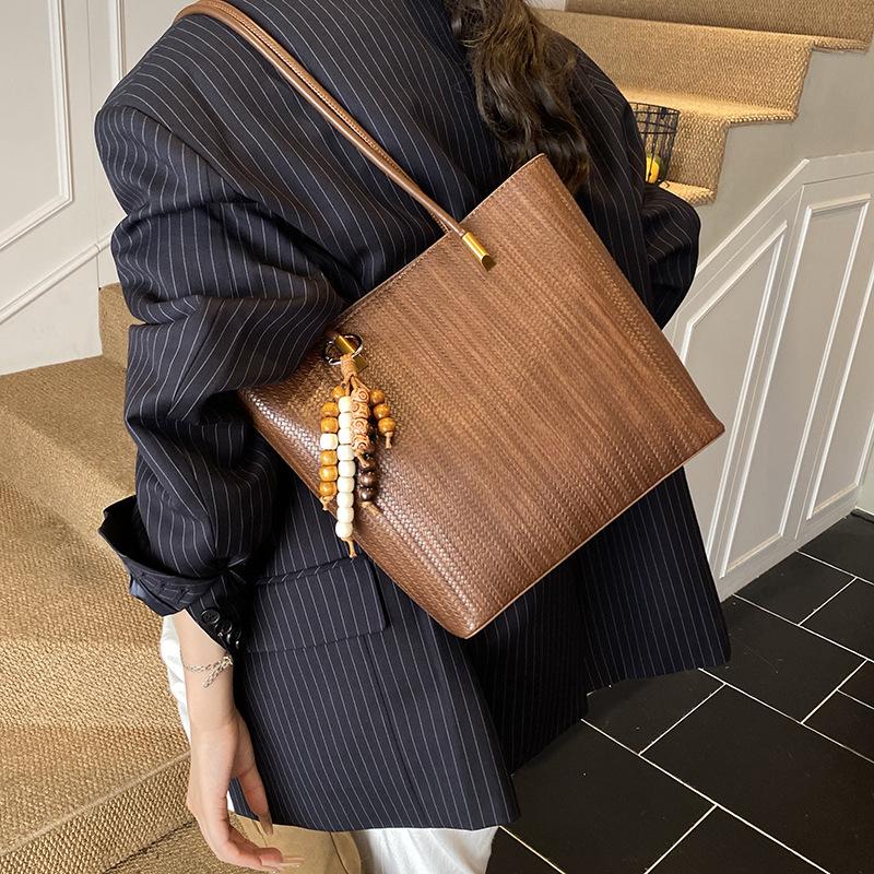 Retro Bag Women's Large-capacity 2025 New Autumn and Winter Versatile Shoulder Bag Is Popular This Year, Textured Commuter Tote Bag