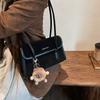 French niche bag women's 2025 autumn new trendy texture shoulder bag foreign style portable baguette armpit bag