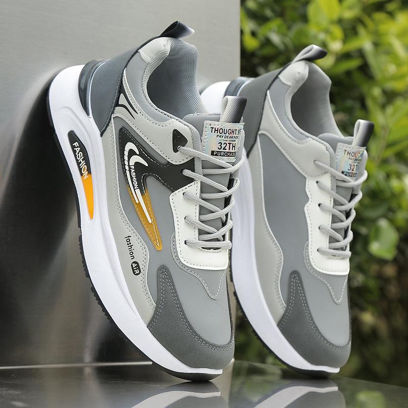 

Дихаюче спортивне взуття на товстій підошві білого кольору 43