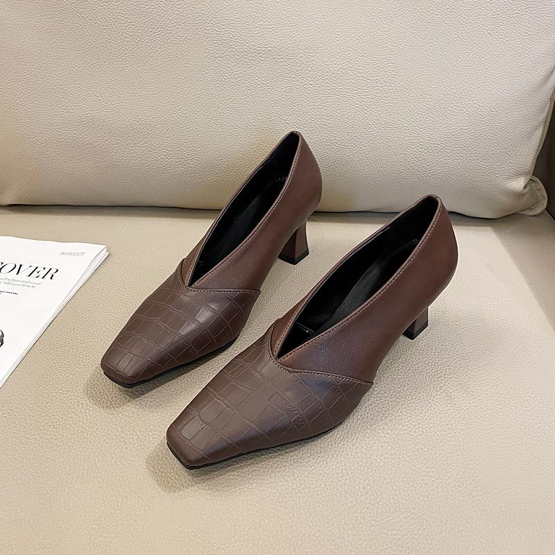 

Soft leather high heels do not grind feet retro thick heel square head v mouth single shoes women s 2025 new patent leather light mouth ladyshoes 41 темно-коричневого