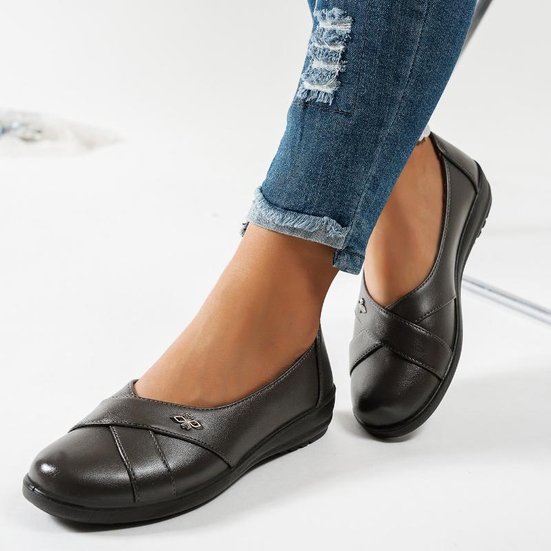New Large-size Metal-studded Leather Shoes, Women's Chic Low-heeled Loafers
