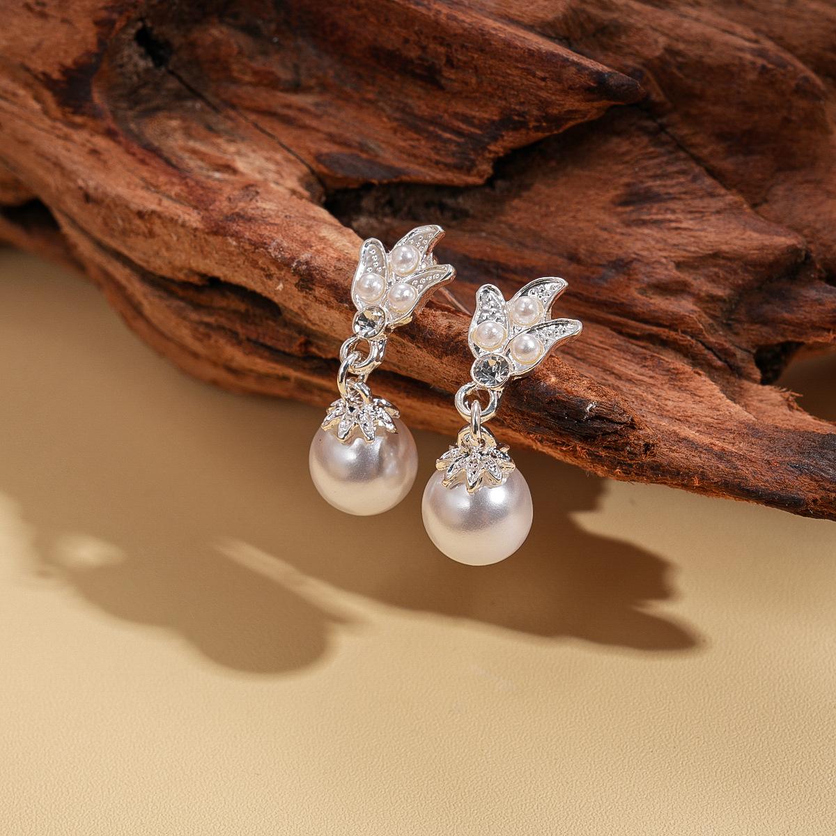 Diamond-encrusted imitation pearl beaded leaf pendant sweater chain temperament elegant light luxury necklace
