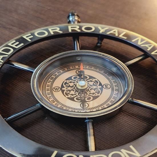 Begrenset utgave 15,24 cm kompass med Royal Navy-gravering og skipsratt samleobjekt